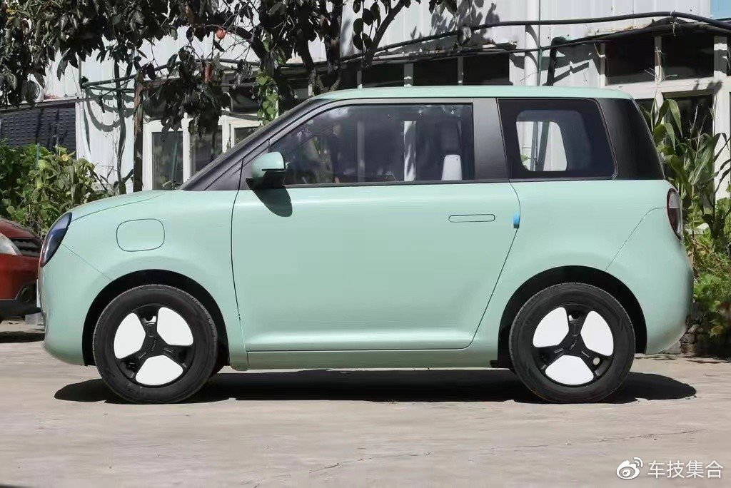 适合代步的纯电微型车,外观可爱,最高续航301km,实拍长安Lumin