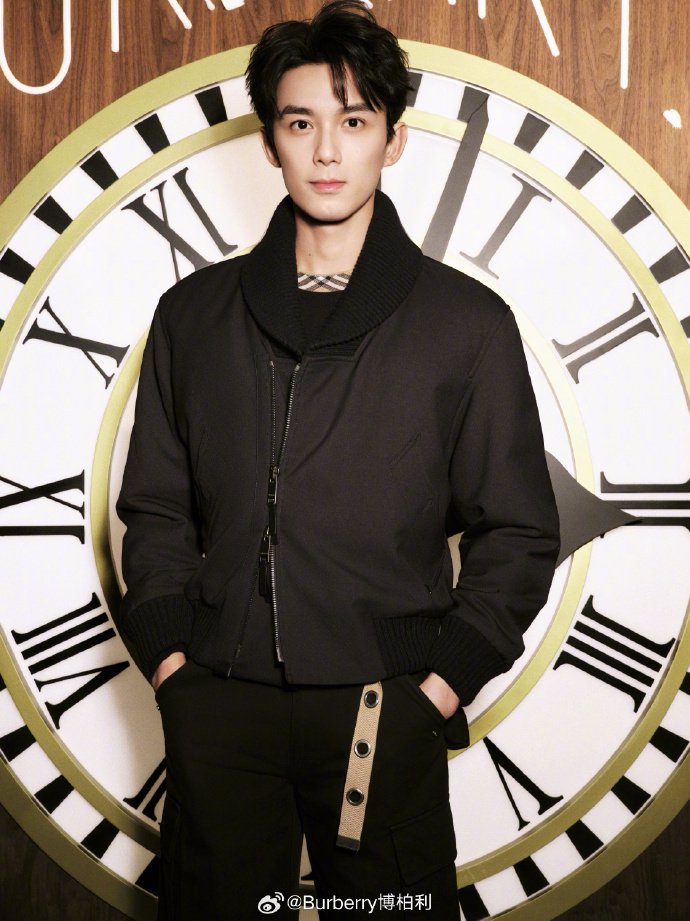 吴磊演绎Burberry风衣大片,黑白极简诠释经典