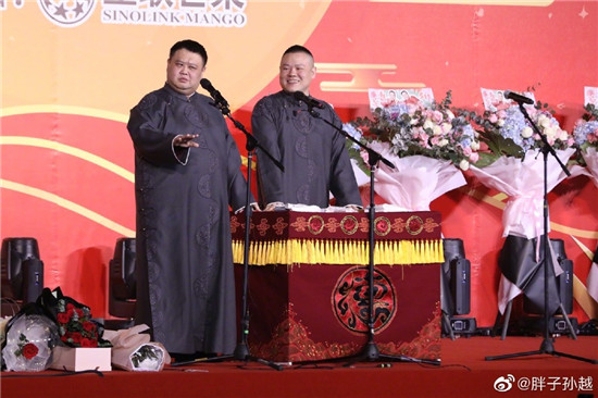 “金牌喜剧班”陈佩斯班同款身材女学员扎堆，郭德纲拿孙越砸挂