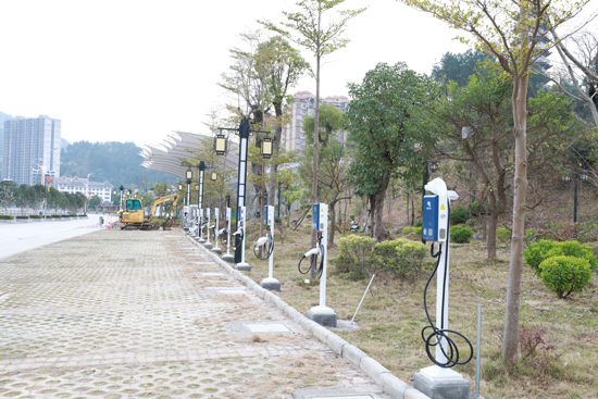 打通绿色出行充电“堵点” 环江新增128个新能源充电桩