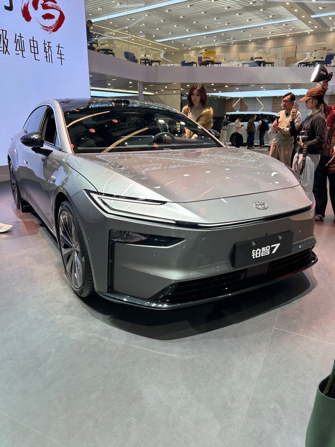 广汽丰田铂智7亮相广州车展，双腔空悬鸿蒙座舱激光雷达智驾