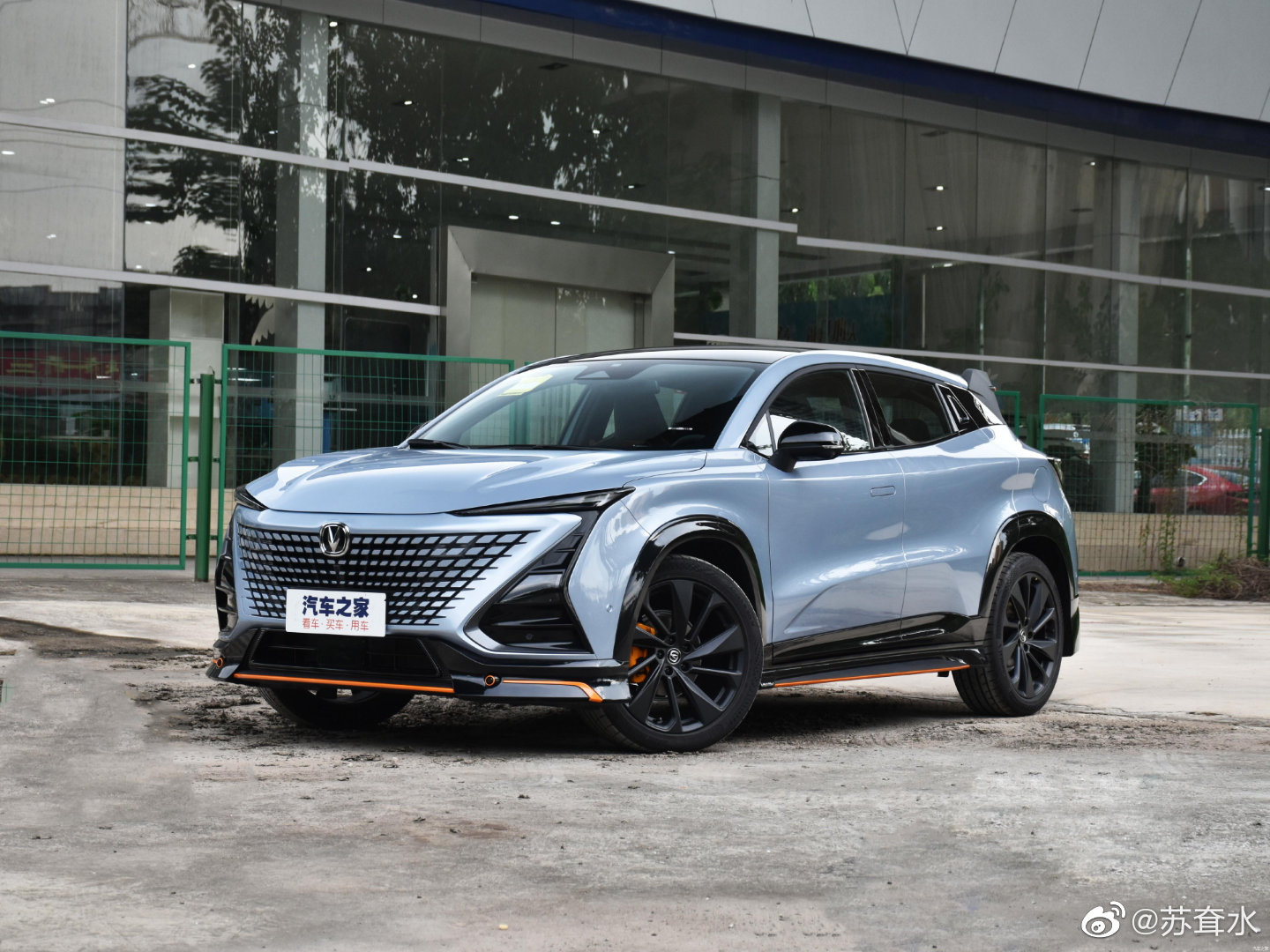 最近长安汽车UNI系列用的这种一体化前脸似乎突然流行了起来……