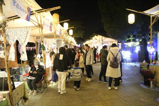 市民及游客在"广西美味"非遗美食市集"广西有礼"非遗生活市集游玩