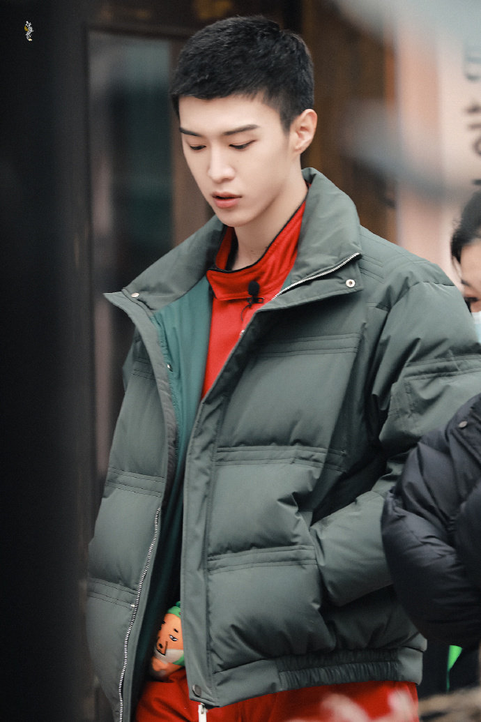 范丞丞路透饭拍红色制服外套棉服寸头制服帅哥真的很绝啊