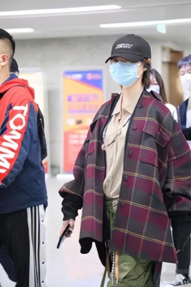 万茜启程录制爱乐团综，打卡重庆美食晒图粉丝评论画风太清奇