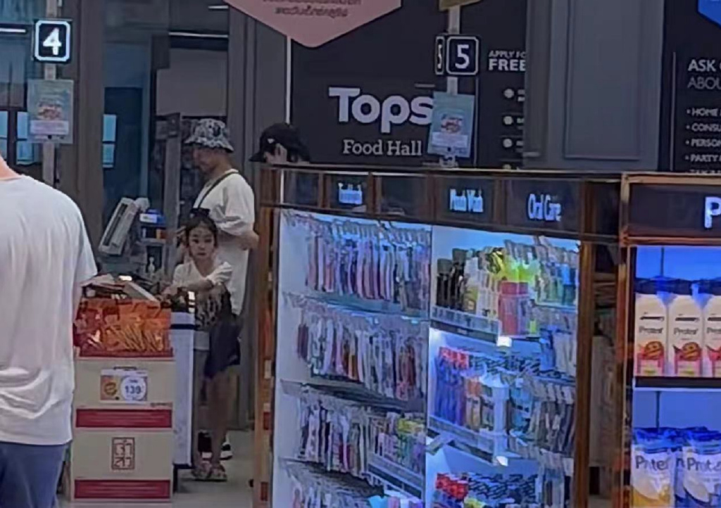 戚薇产二胎后携全家游<a href=