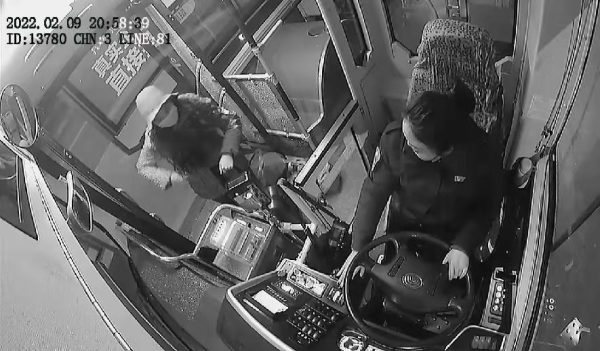 一张遗失在公交车上的纸条,让她看哭了休闲区蓝鸢梦想 - Www.slyday.coM 一张遗失在公交车上的纸条,让她看哭了休闲区蓝鸢梦想 - Www.slyday.coM