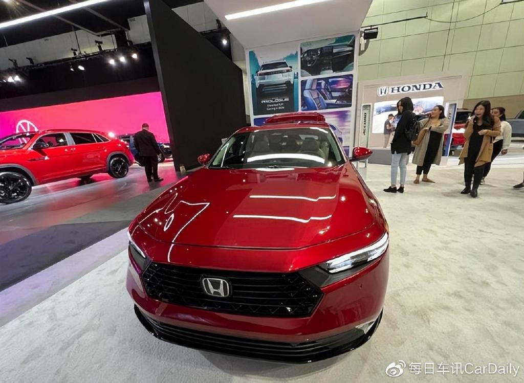 第11代雅阁跑上街头,网友:大门牙都不要了?