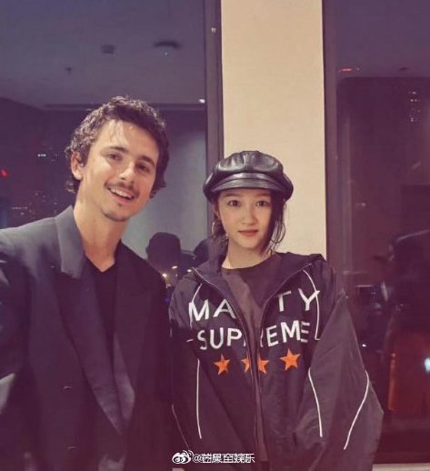 关晓彤米兰全英文采访流利自信，与甜茶合照颜值气场双杀