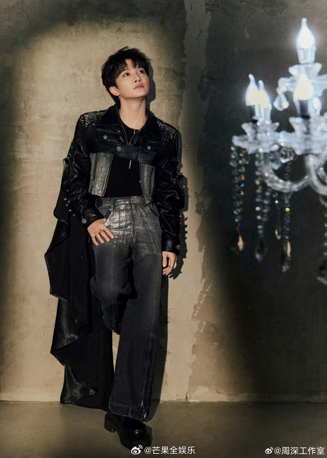 周深红发造型登VOGUE封面，先锋设计展现艺术时尚感