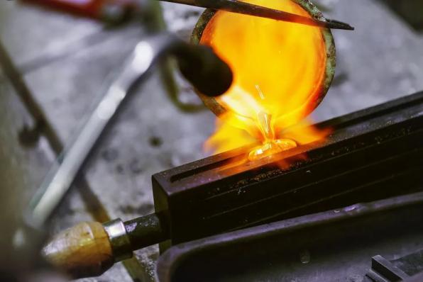 食物上镀金箔到底有啥用?误食金箔会伤害身体吗?休闲区蓝鸢梦想 - Www.slyday.coM 食物上镀金箔到底有啥用?误食金箔会伤害身体吗?休闲区蓝鸢梦想 - Www.slyday.coM