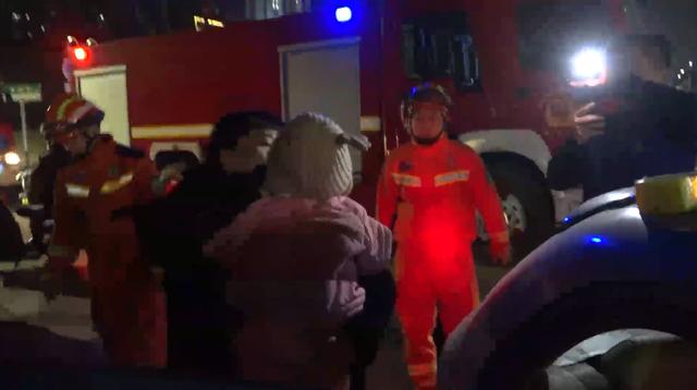 榆次两岁孩子被锁车内,消防员用胶带“破”窗休闲区蓝鸢梦想 - Www.slyday.coM 榆次两岁孩子被锁车内,消防员用胶带“破”窗休闲区蓝鸢梦想 - Www.slyday.coM