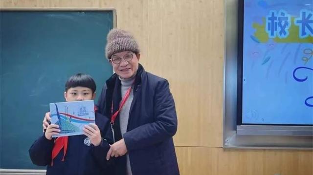 校长为我过生日!复旦五浦汇实验学校自建校以来校长黄玉峰每月都为学生过生日休闲区蓝鸢梦想 - Www.slyday.coM 校长为我过生日!复旦五浦汇实验学校自建校以来校长黄玉峰每月都为学生过生日休闲区蓝鸢梦想 - Www.slyday.coM