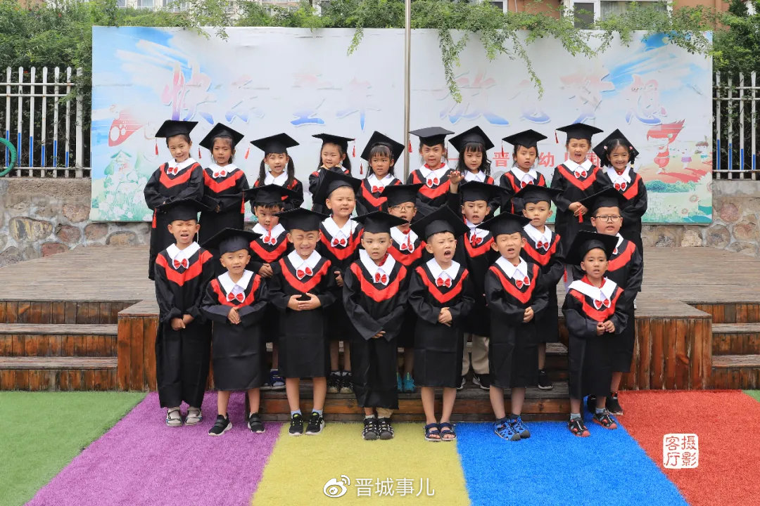 晋城这个幼儿园小朋友毕业了,摄影师精心拍摄毕业照作为礼物