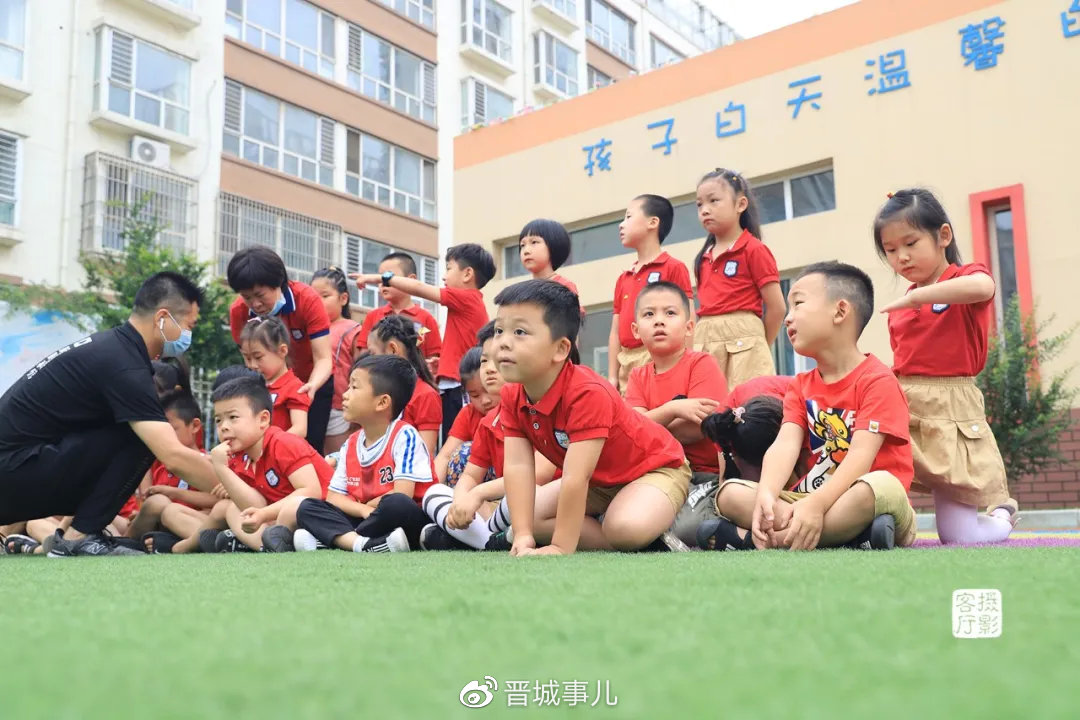 晋城这个幼儿园小朋友毕业了,摄影师精心拍摄毕业照作为礼物