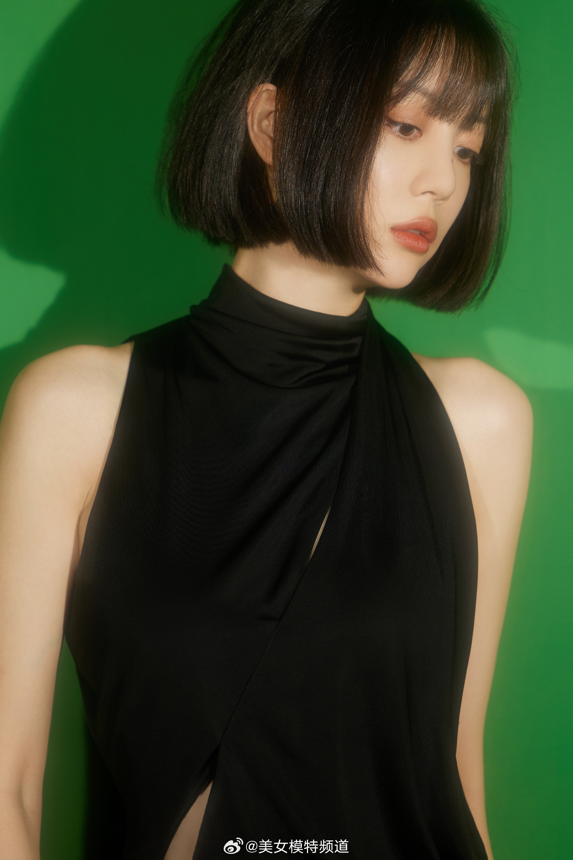 李溪芮黑色酷感穿搭风格写真大片