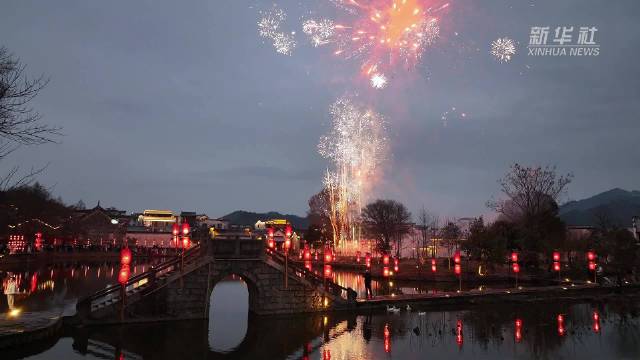 安徽黄山：雪夜鱼灯映古村