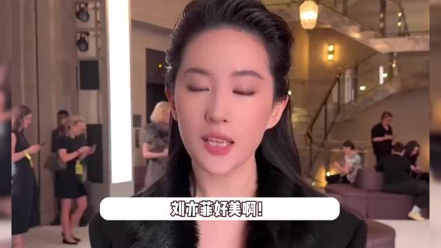 刘亦菲晒国外吃甜品美照，素颜出镜脸好小，皮肤紧致细腻不像38岁