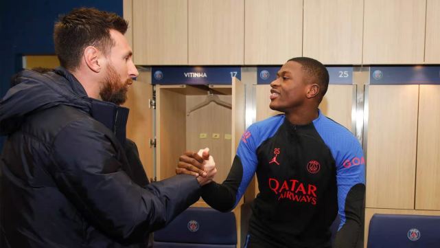 球王回归俱乐部!梅西重返大巴黎训练,俱乐部全员列队欢迎休闲区蓝鸢梦想 - Www.slyday.coM 球王回归俱乐部!梅西重返大巴黎训练,俱乐部全员列队欢迎休闲区蓝鸢梦想 - Www.slyday.coM