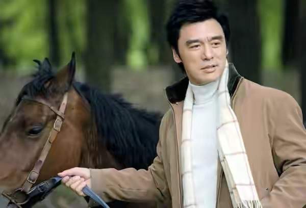 67岁钟镇涛宝刀不老，与章小蕙的离婚破产后，遇见贤妻走出低谷