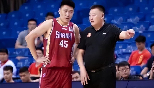 常林今年34岁,身高2米06,场上司职大前锋,年轻之时他还参加过ncaa,其