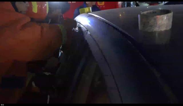 榆次两岁孩子被锁车内,消防员用胶带“破”窗休闲区蓝鸢梦想 - Www.slyday.coM 榆次两岁孩子被锁车内,消防员用胶带“破”窗休闲区蓝鸢梦想 - Www.slyday.coM