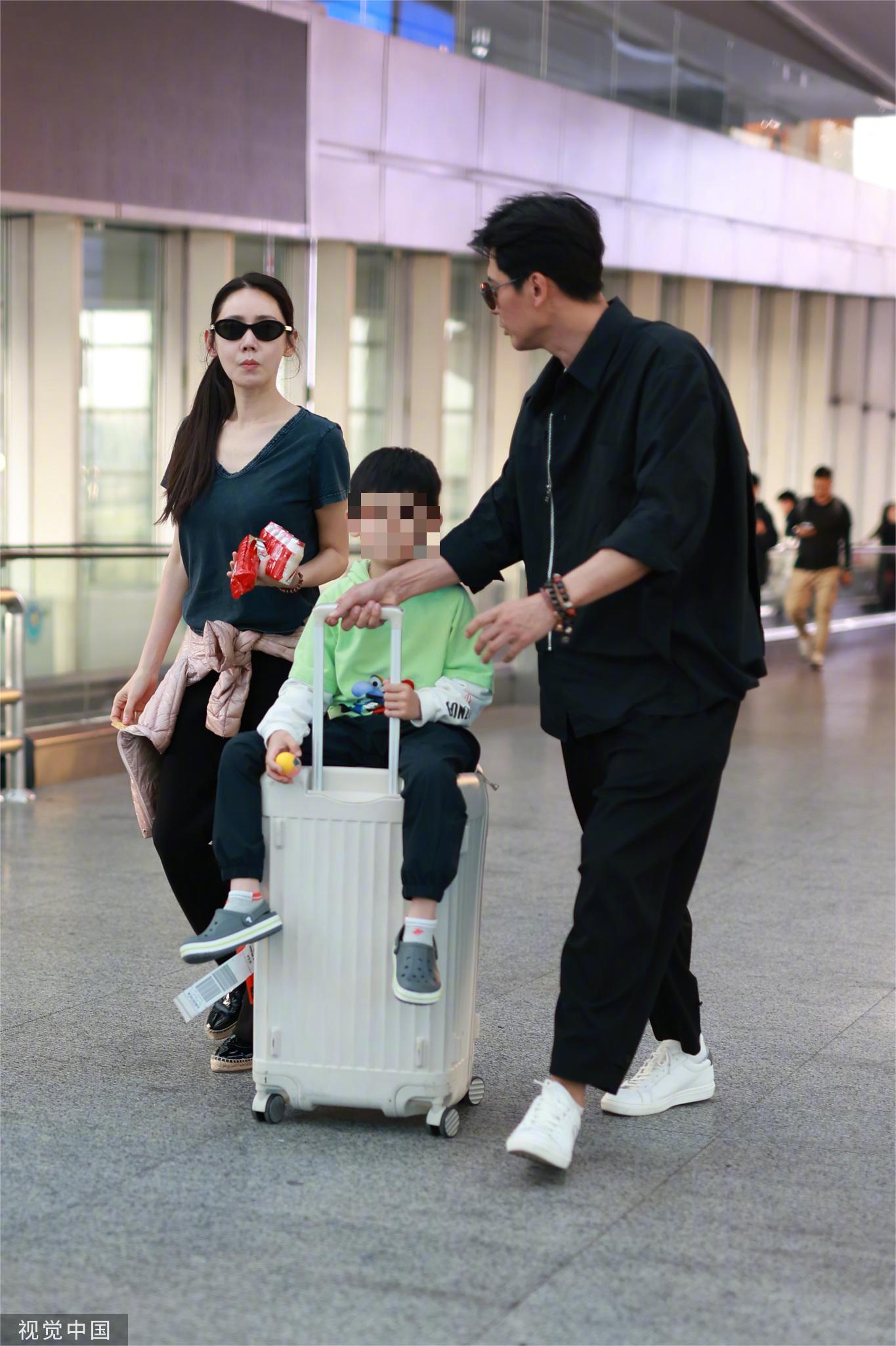 秋瓷炫于晓光带儿子现身北京首都机场，一家三口出行画面好温馨