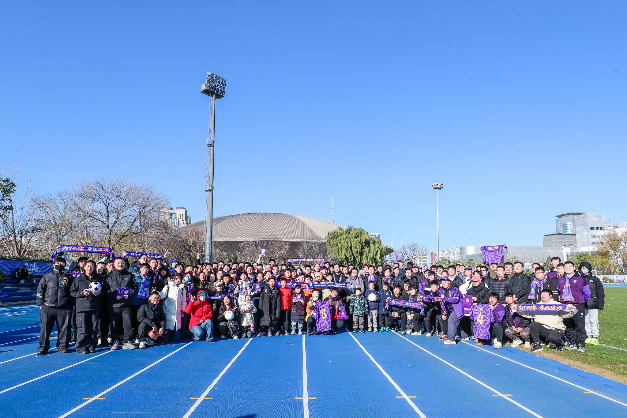 津门虎球迷不畏严寒坚守,球队全力以赴为天津而战