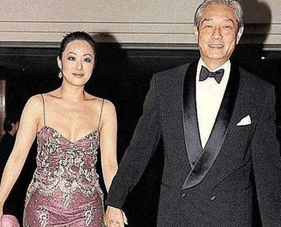 67岁钟镇涛宝刀不老，与章小蕙的离婚破产后，遇见贤妻走出低谷