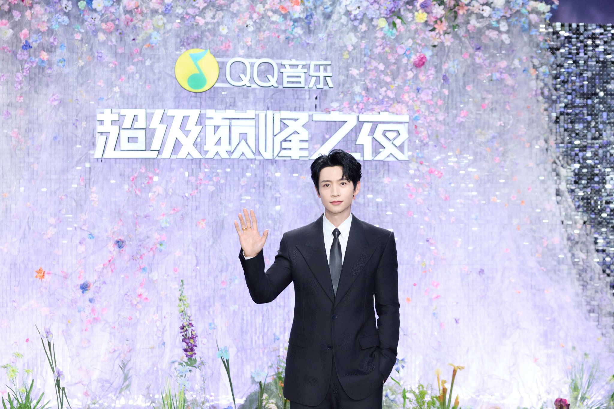 魏晨亮相QQ音乐超级巅峰之夜红毯