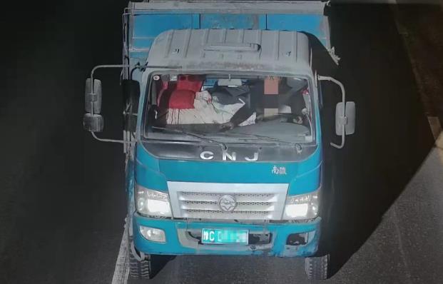 焦作一货车司机看见交警就跑,被拦下后发现10年老司机竟没证休闲区蓝鸢梦想 - Www.slyday.coM 焦作一货车司机看见交警就跑,被拦下后发现10年老司机竟没证休闲区蓝鸢梦想 - Www.slyday.coM