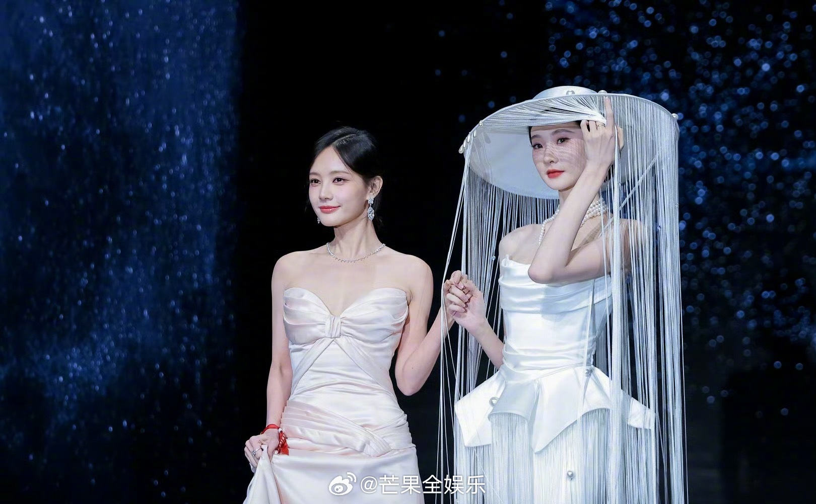 张艺凡李一桐红毯牵手贴肩低语，姐妹互动默契十足