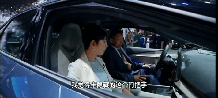 张朝阳现身车展科普汽车知识