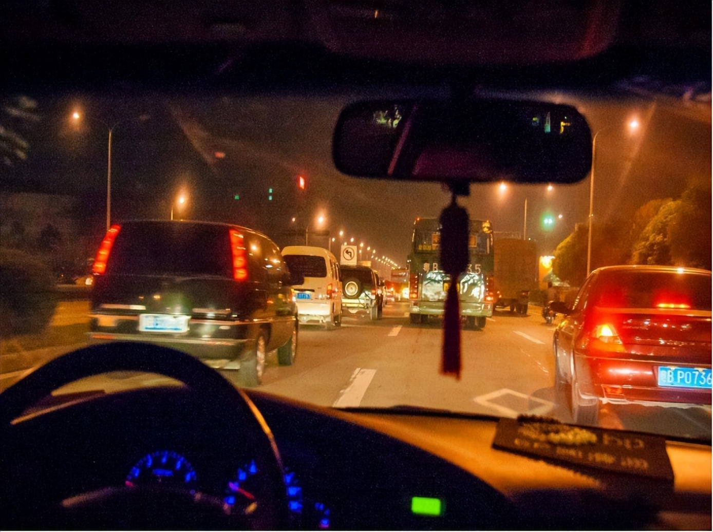 车灯“暗语”!闪1下、2下、3下是什么意思?不懂别说是“老手”休闲区蓝鸢梦想 - Www.slyday.coM 车灯“暗语”!闪1下、2下、3下是什么意思?不懂别说是“老手”休闲区蓝鸢梦想 - Www.slyday.coM