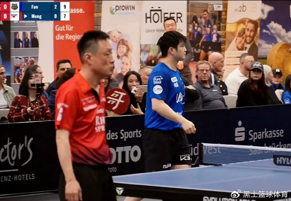 樊振东复出！一单独得2分 52岁华裔名将求合影 现场播放《真心英雄》