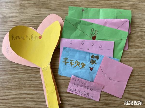 小学生用雨衣遮挡为老师送午饭:“没有雨,我用雨衣护着呢”休闲区蓝鸢梦想 - Www.slyday.coM 小学生用雨衣遮挡为老师送午饭:“没有雨,我用雨衣护着呢”休闲区蓝鸢梦想 - Www.slyday.coM