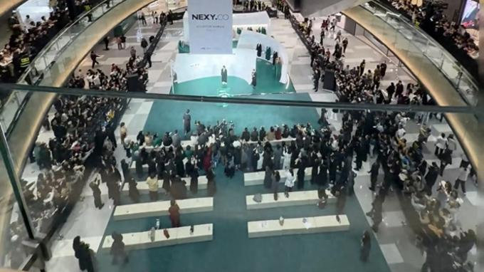 袁泉亮相太原万象城48岁状态似少女，侧影纤薄仪态佳，平底鞋坐姿显优