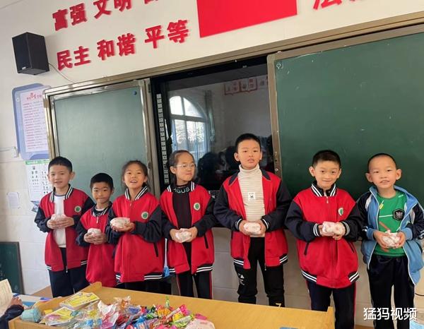 小学生用雨衣遮挡为老师送午饭:“没有雨,我用雨衣护着呢”休闲区蓝鸢梦想 - Www.slyday.coM 小学生用雨衣遮挡为老师送午饭:“没有雨,我用雨衣护着呢”休闲区蓝鸢梦想 - Www.slyday.coM