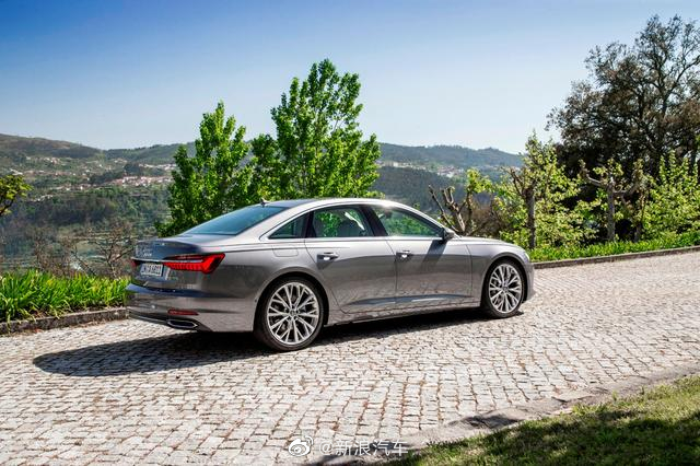 新车不仅采用全新的内饰布局，而且尾灯也终于“开窍”了……