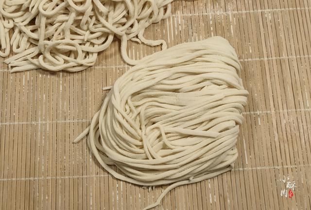 做手擀面,和面时"这两味料"不能少,教你正确做法,劲道
