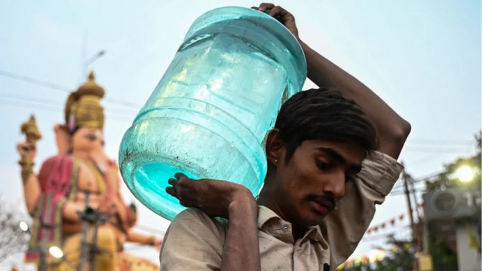 “印度硅谷”闹水荒：近半工资用于买水，IT精英纷纷逃回老家