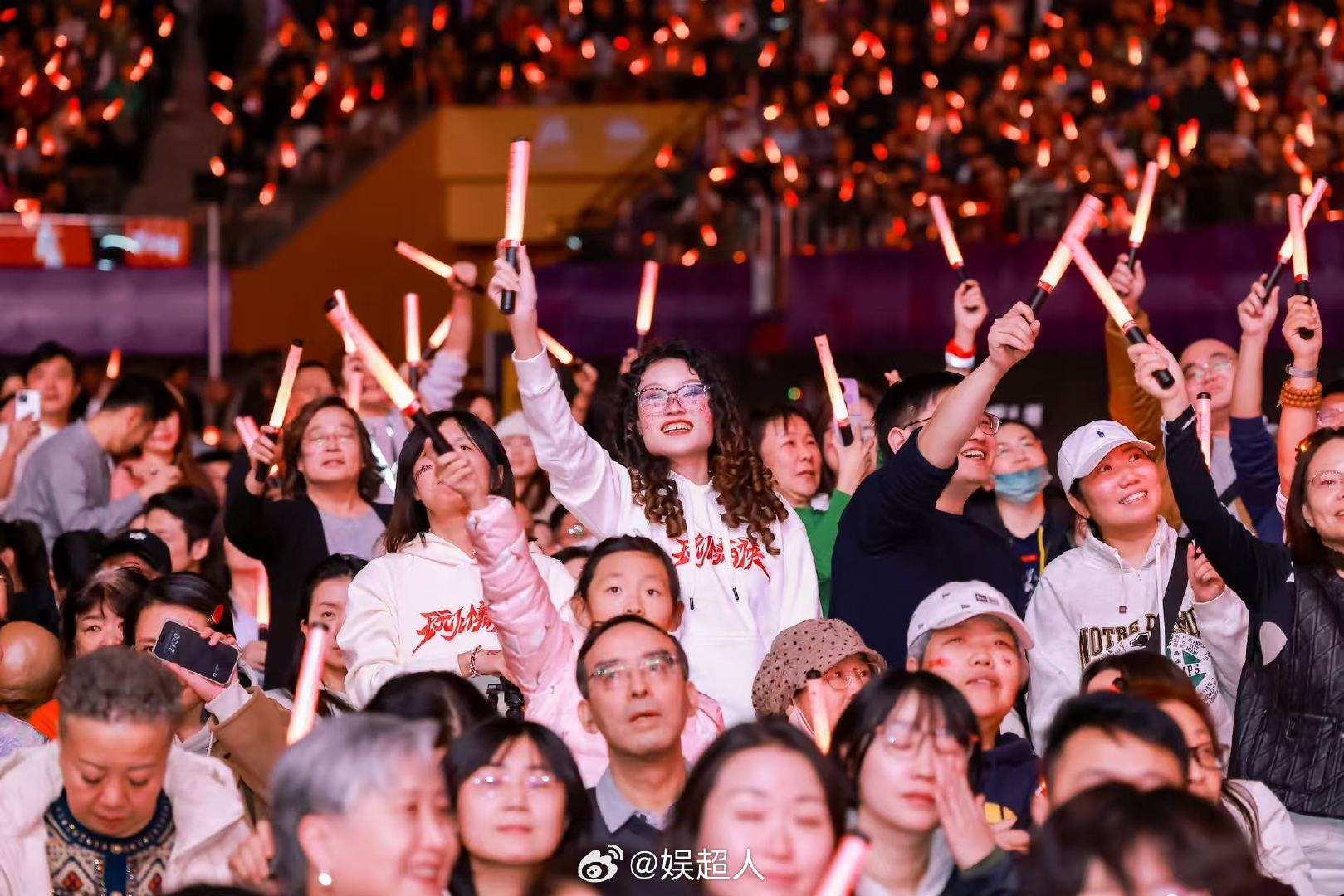 田震演唱会现89岁与1岁观众同框，年龄差88岁