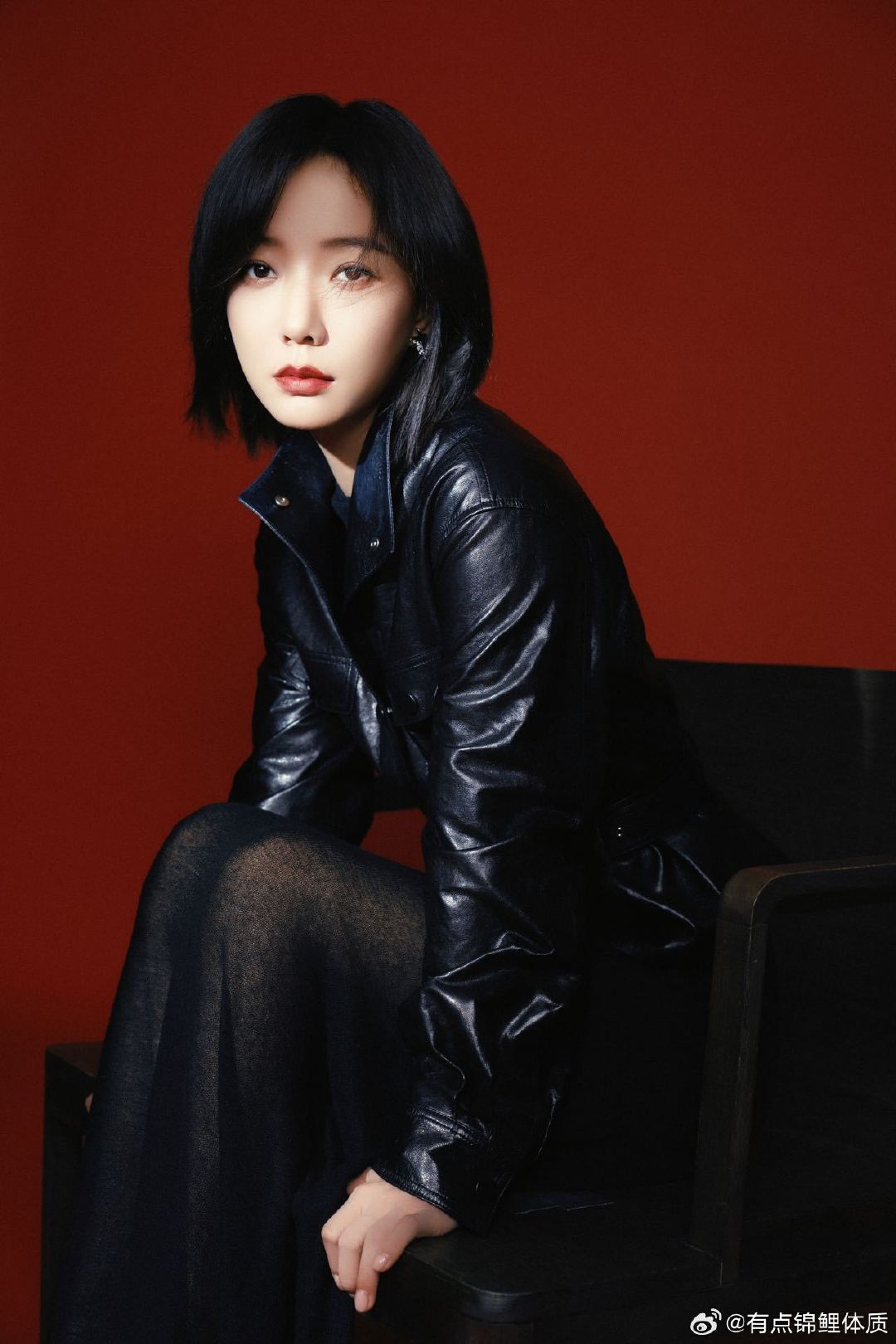 王珞丹黑丝透视裙搭配皮衣亮相，展现都市女性魅力
