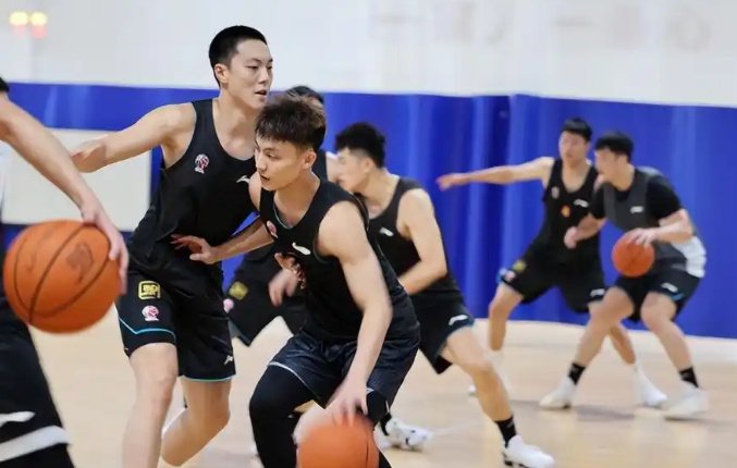 正式签约，广东连签2人，1后卫+1中锋，年薪曝光，杜锋期待