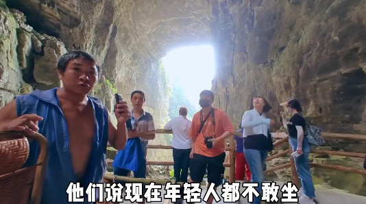 游客雇人抬轿子上山遭网暴?抬轿师傅:现在年轻人都不敢坐了休闲区蓝鸢梦想 - Www.slyday.coM 游客雇人抬轿子上山遭网暴?抬轿师傅:现在年轻人都不敢坐了休闲区蓝鸢梦想 - Www.slyday.coM