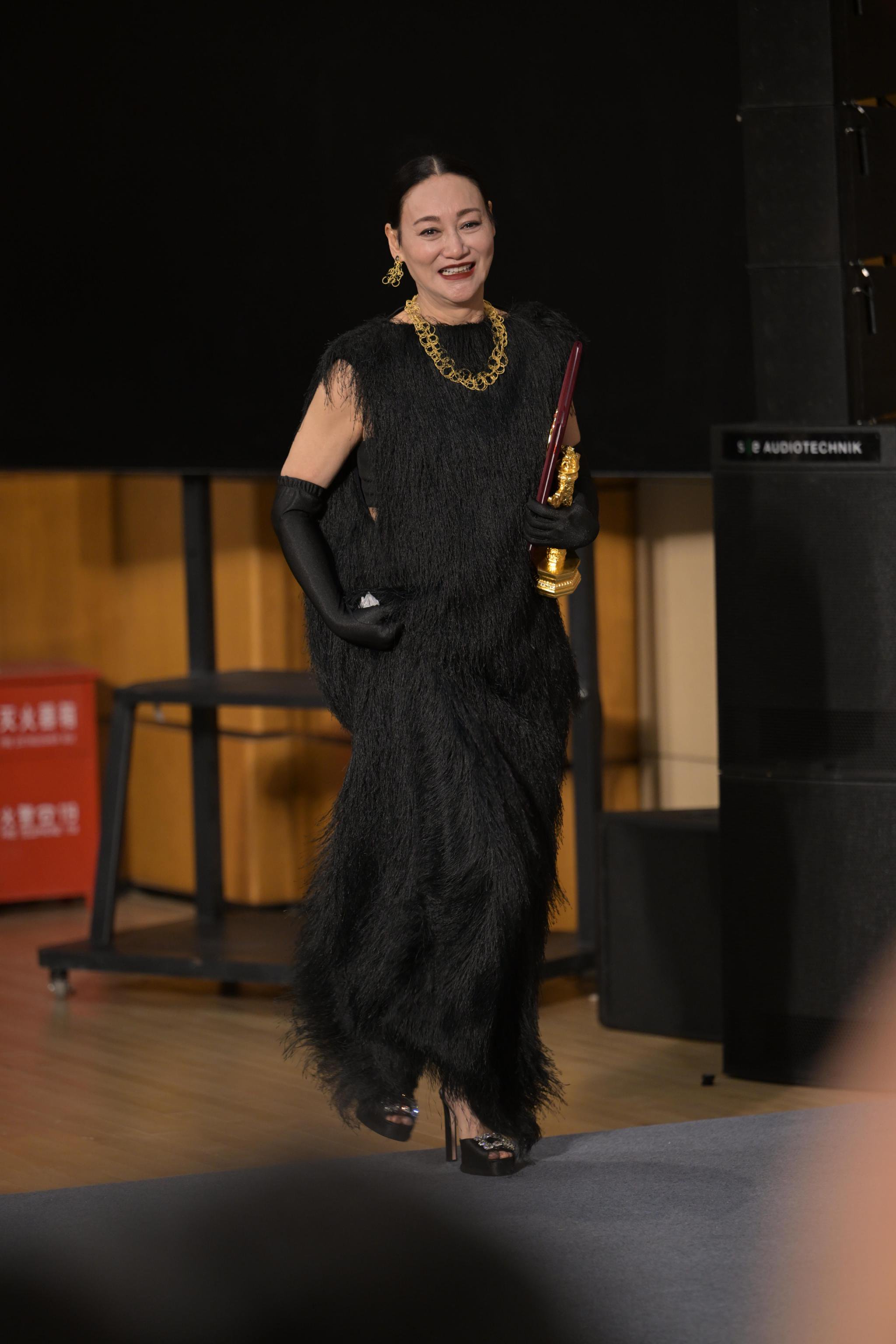 凭借电影《我爱你！》，中国香港演员惠英红拿下优秀女演员荣誉