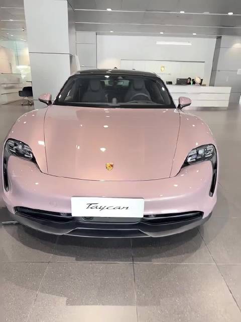 22岁开上冰莓粉 不靠实力 全靠闺蜜