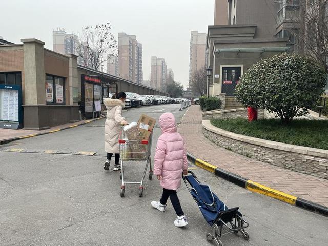 全市小区封闭式管理第一天——“送菜的外卖员和舒缓的音乐声 生活只是暂停但并没失去色彩”休闲区蓝鸢梦想 - Www.slyday.coM 全市小区封闭式管理第一天——“送菜的外卖员和舒缓的音乐声 生活只是暂停但并没失去色彩”休闲区蓝鸢梦想 - Www.slyday.coM