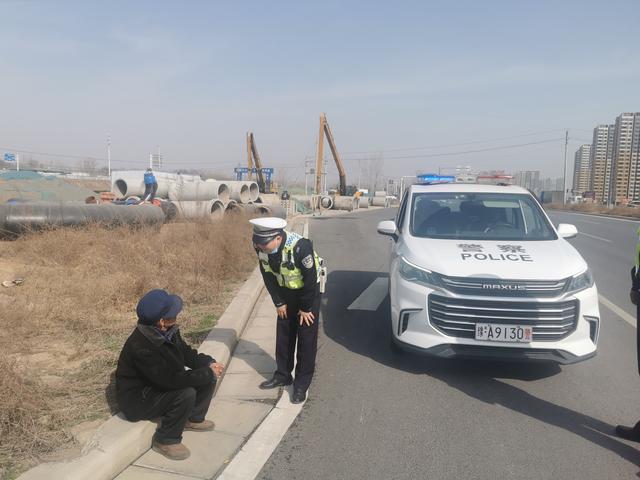 老人独自去看新房,回家时坐反公交车迷路,多亏被巡逻交警发现休闲区蓝鸢梦想 - Www.slyday.coM 老人独自去看新房,回家时坐反公交车迷路,多亏被巡逻交警发现休闲区蓝鸢梦想 - Www.slyday.coM