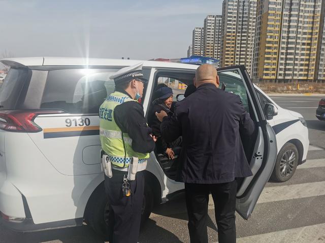 老人独自去看新房,回家时坐反公交车迷路,多亏被巡逻交警发现休闲区蓝鸢梦想 - Www.slyday.coM 老人独自去看新房,回家时坐反公交车迷路,多亏被巡逻交警发现休闲区蓝鸢梦想 - Www.slyday.coM